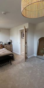 3 bedroom mews to rent - Photo 3