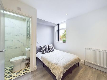 1 bedroom in a house share to rent - Photo 4