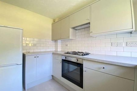 Rosebanks, Nr Town Centre, RG21 - Photo 4