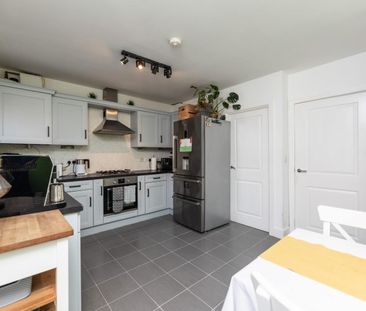 5 bedroom House To Let - Photo 4