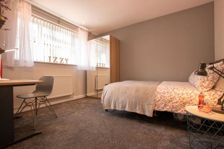 Beautifully renovated house on Coburn Street with top design - Photo 3