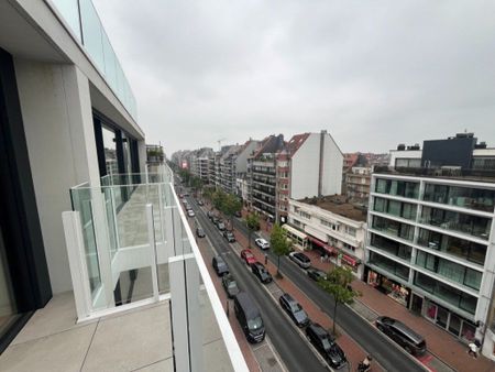 ONGEMEUBELD - Nieuwbouw appartement met 2 slaapkamers gelegen op de Lippenslaan te Knokke (integraal geschilderd). - Photo 5