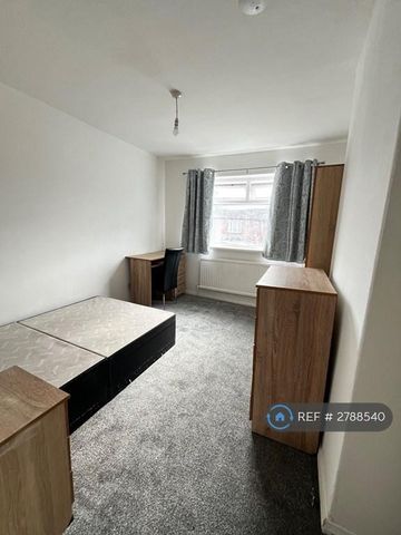 1 bedroom in a house share to rent - Photo 2