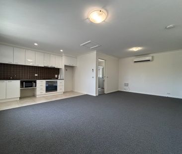 Water Included! Freshly renovated, bright, Free-standing Studio wit... - Photo 4