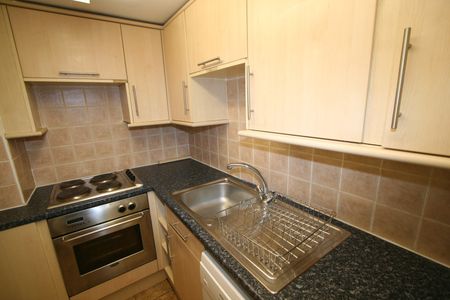 Flat 1, 15 HYDE PARK TERRACE Leeds - LS6 1BJ - Photo 2