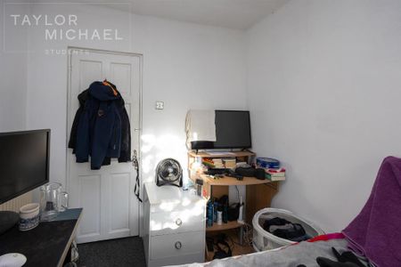 4 bedroom end of terrace house to rent - Photo 3