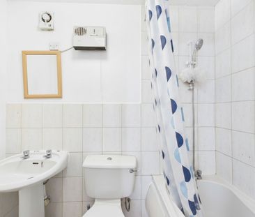 1 bedroom Flat in Alpha Street South, Berkshire - Photo 2