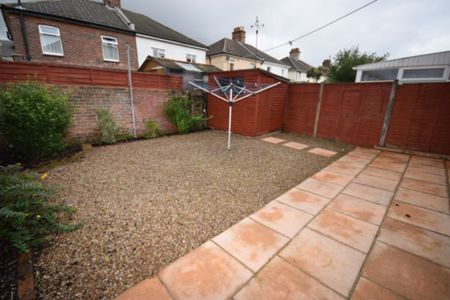 4 Bedroom House To Rent in Charminster - £1,840 pcm Tenancy Info - Photo 3