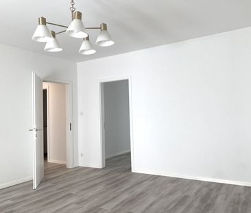 AB JUNI 2025 - SCHÖNE, RUHIGE 4-ZIMMER-WOHNUNG MIT 2 VERGLASTEN LOG... - Photo 1