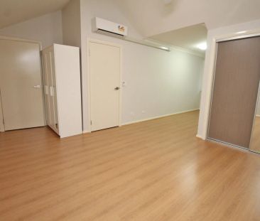 Large 3 Bedroom Townhouse with Two Secure Car Spaces - Photo 2