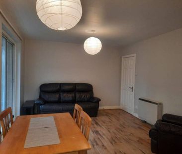 Part Furnished 2 Bedroom 3rd Floor Apartment - Photo 6