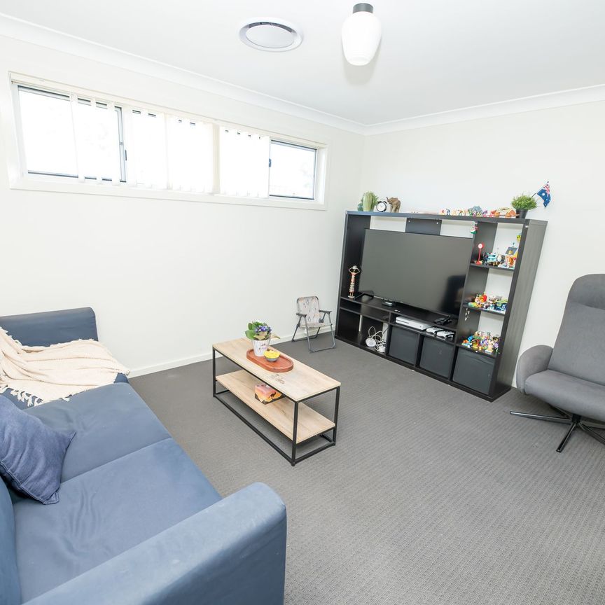 LARGE MODERN FIVE BEDROOM HOME! - Photo 1