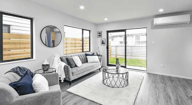 Location and convenience! - Photo 1