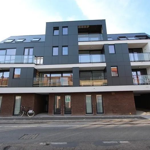 Gelijkvloers nieuwbouwappartement te Ieper met één slpkmr en autostaanplaats - Photo 1