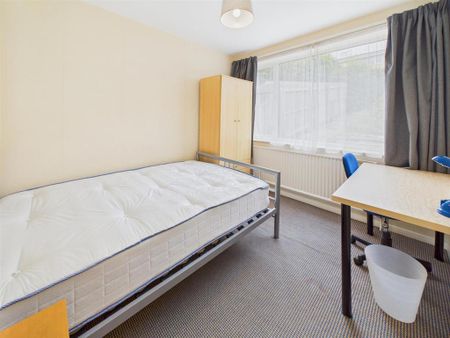 4 bedroom end of terrace house to rent - Photo 5