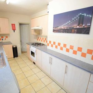 1 bedroom in a house share to rent - Photo 2