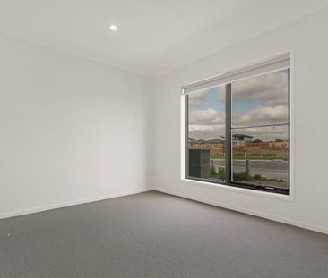 Modern Three-Bedroom Townhouse in a Prime Craigieburn Location! - Photo 2