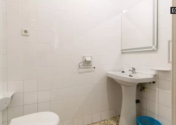 Double bed in Room in a shared 5-bedroom apartment for rent in Camino de Ronda, Granada.