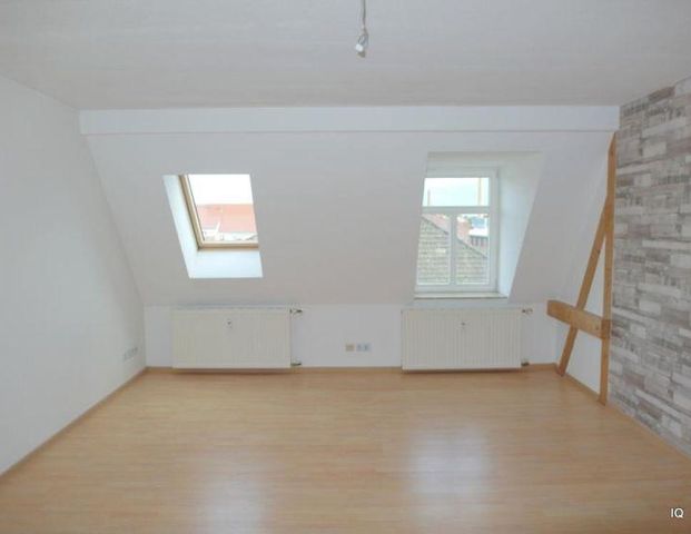 Gemütliche 2-Zimmer-Dachwohnung mit Einbauküche, Laminatboden & Badewanne - Foto 1
