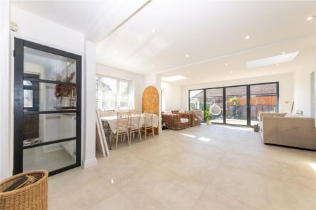 4 bedroom detached house to rent - Photo 2