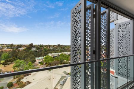 Oversized two bedroom apartment in prime location! - Photo 3