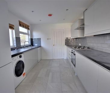 Kings Avenue, Watford - Photo 3