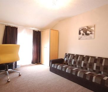 property to rent - Photo 3