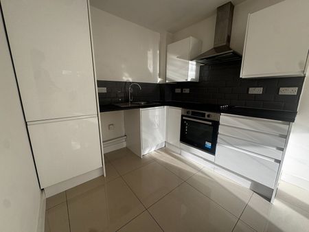 1 Bed Flat, Block, SO15 - Photo 3