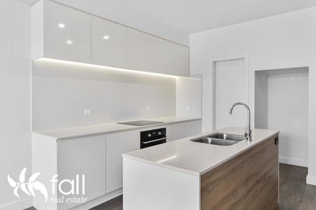 Spacious, Modern Townhouse, Great Location - Photo 4