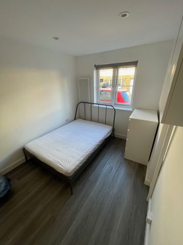 6 Bed Terraced House, Edgar Wallace Close, SE15 - Photo 3