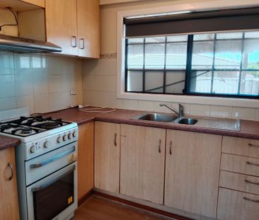 BEAUTIFUL THREE BEDROOM HOME READY TO MOVE IN! - Photo 4