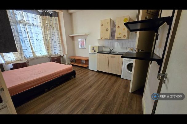 Studio to rent - Photo 1