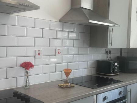 1 bedroom in a house share to rent - Photo 3