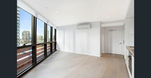 Stunning & Elegant 19th Floor Waterfront Living in the prime of Melbourne - Photo 1