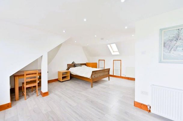 Studio to rent - Photo 1