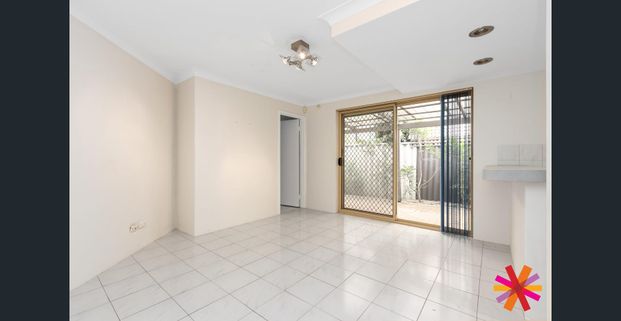 FANTASTIC 3 BEDROOM 2 BATHROOM TOWNHOUSE IN SOUTH PERTH! - Photo 1