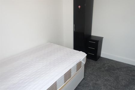 3 bedroom Flat To Let - Photo 3