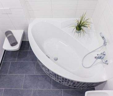 Geräumige 2-Raum-Wohnung mit Eckbadewanne - Photo 2