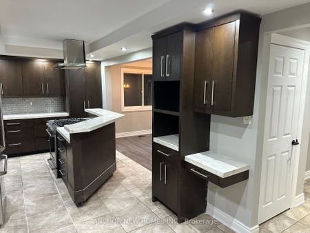 Detached Home For Lease | W8091442 - Photo 4