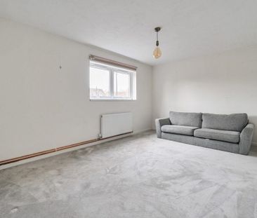 3 Bedroom Flat / Apartment - Winchester Road, Waltham Chase - Photo 1