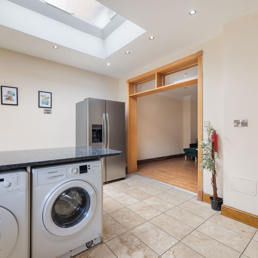 🌺 ENSUITE ROOMS, ALL BILLS, CLEANER & GARDENER 🌺 Room 3 - Photo 1