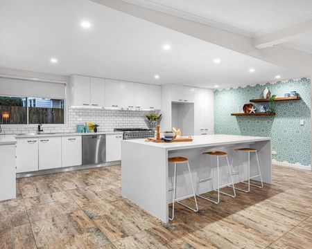 Executive waterfront home - Photo 5