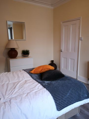 Kirkstall Avenue - Photo 3