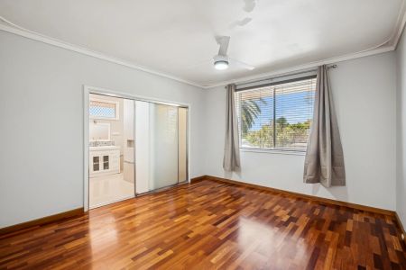 Spacious 5-Bedroom Family Home in Prime Location - Photo 4