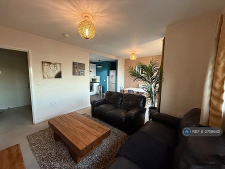 2 bedroom flat to rent - Photo 2