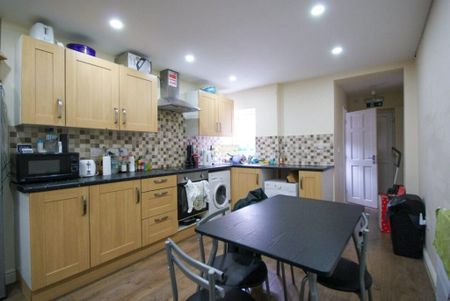 4 bedroom terraced house to rent - Photo 5