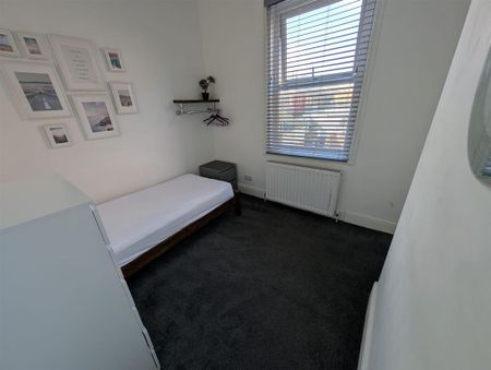 1 bedroom in a house share to rent - Photo 4