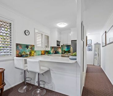 Recently renovated large 1 bedroom close to beach.Unfurnished. - Photo 1