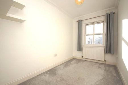2 bed Upper Floor Flat for rent - Photo 5