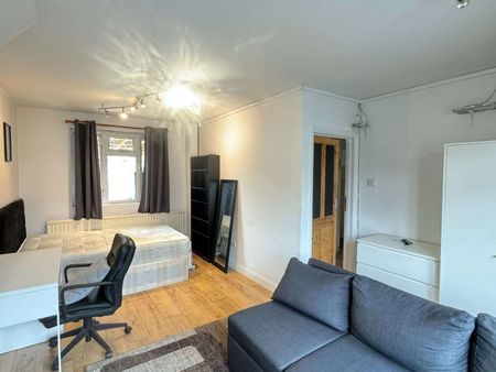Large 5 bed house in Stanmore HA7 1A - Photo 5
